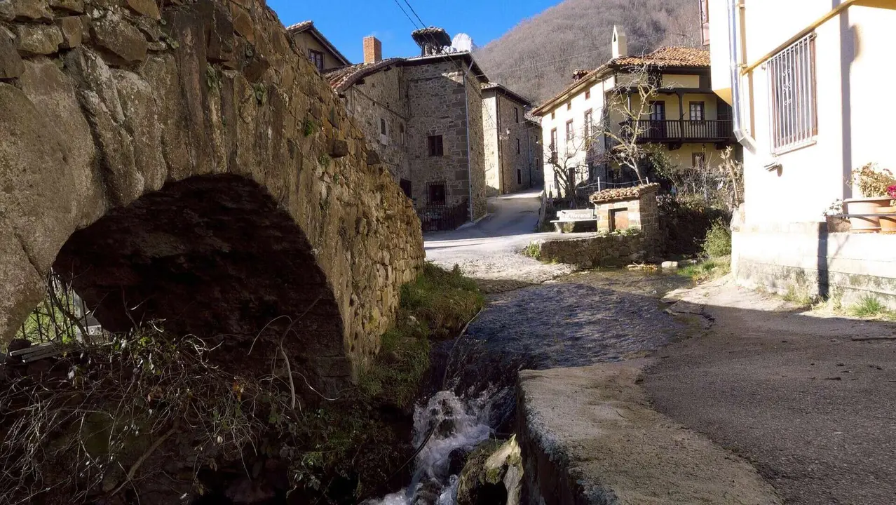 Puente sobre el r&iacute;o Nevandi en Espinama.