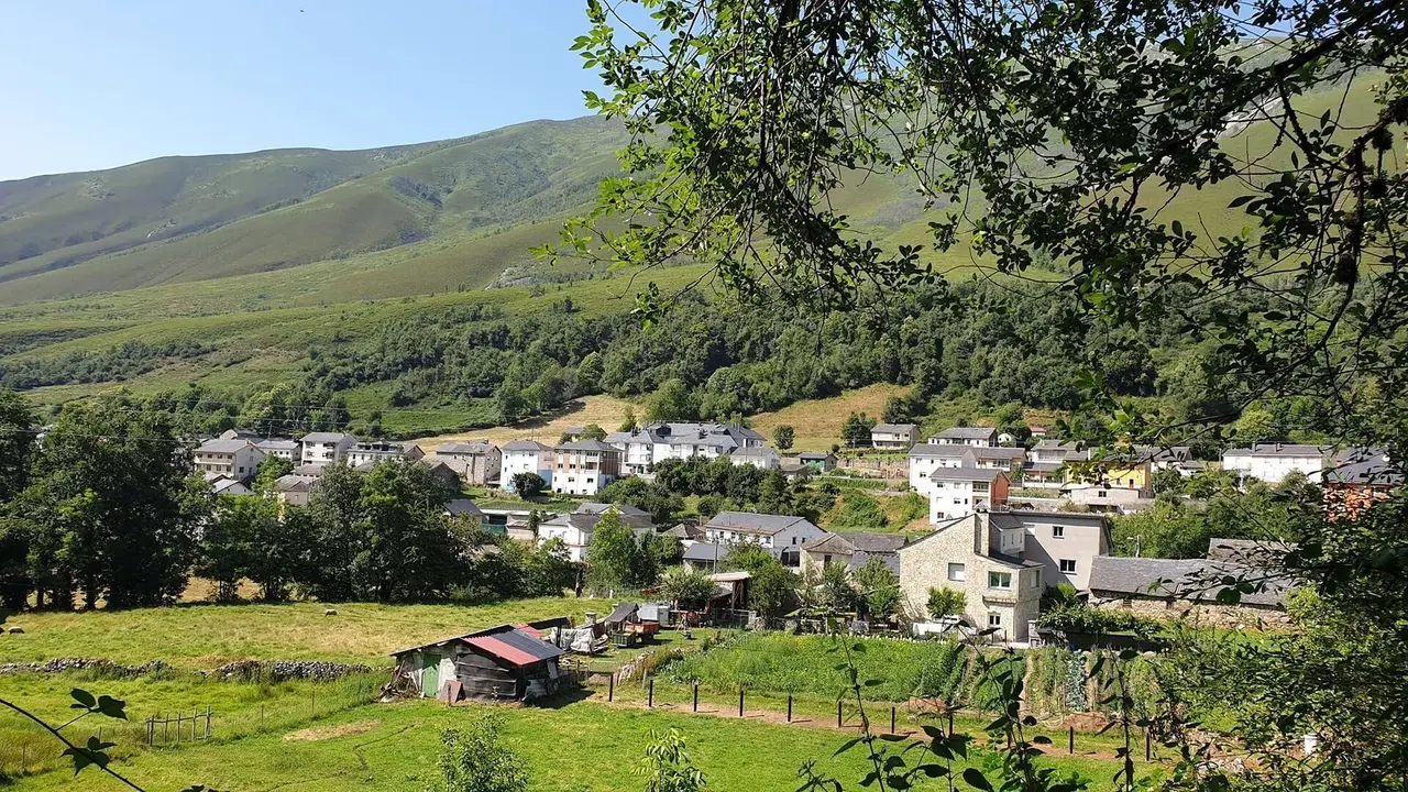 Dega&ntilde;a, junto al r&iacute;o Ibias. | Vaca Frisona, Wikimedia