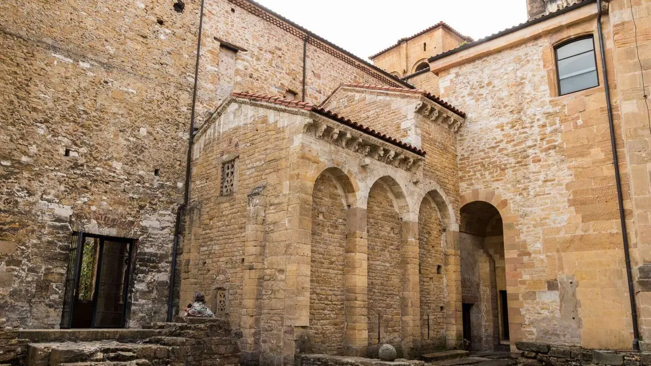 C&aacute;mara Santa de Oviedo. | Shutterstock