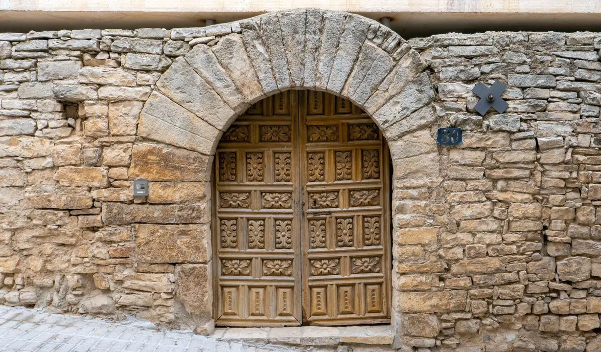 Vieja puerta de madera en una casa medieval en Pujalt. | Shutterstock