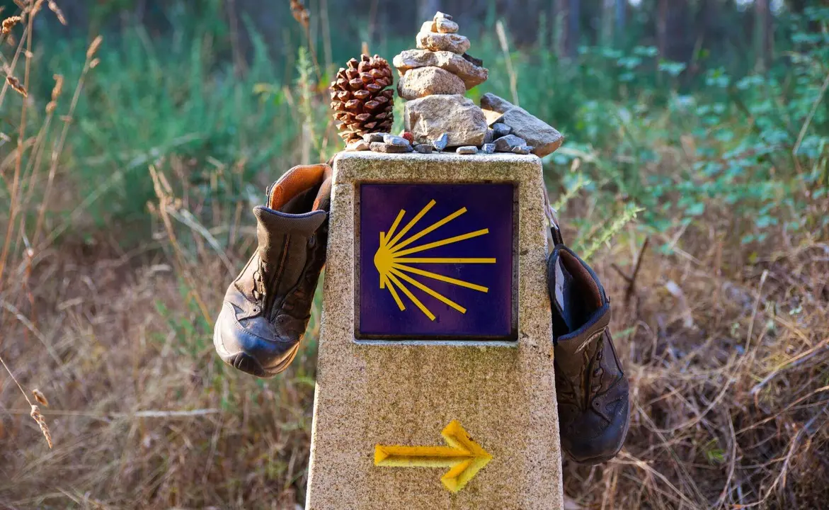 Botas, piedras y amuletos sobre el s&iacute;mbolo del Camino de Santiago. | Shutterstock