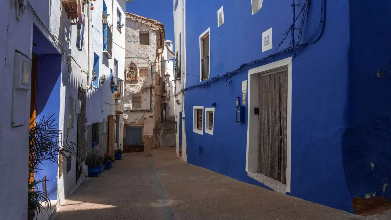 Casas azules y blancas de Chelva. | Shutterstock