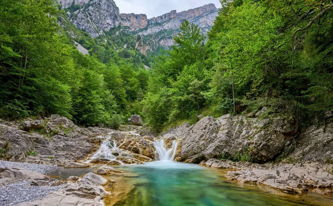 Cascada en el Ca&ntilde;&oacute;n de A&ntilde;isclo. | Dreamstime