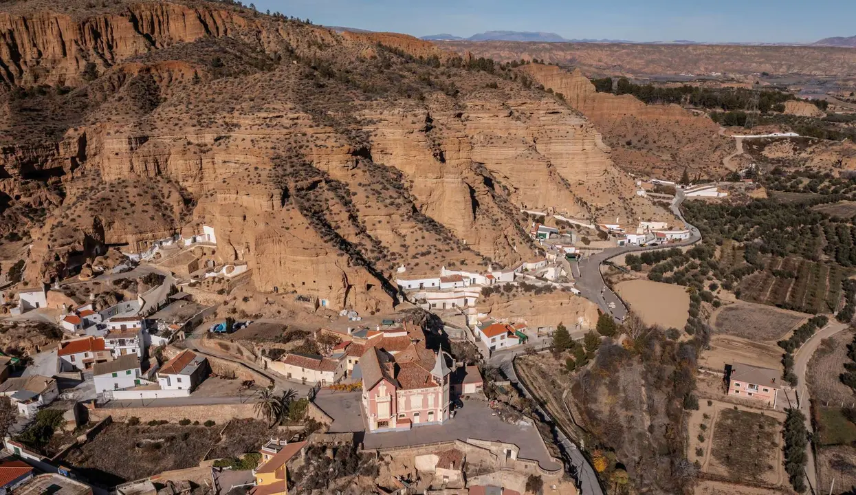 Vista a&eacute;rea del pueblo y las C&aacute;rcavas de Marchal. | Dreamstime