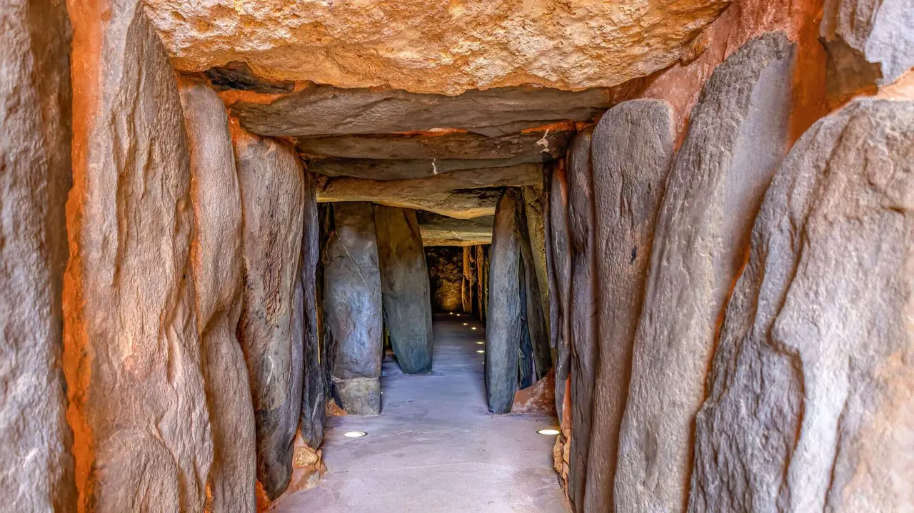 Pasillo del Dolmen de Soto. | Dreamstime