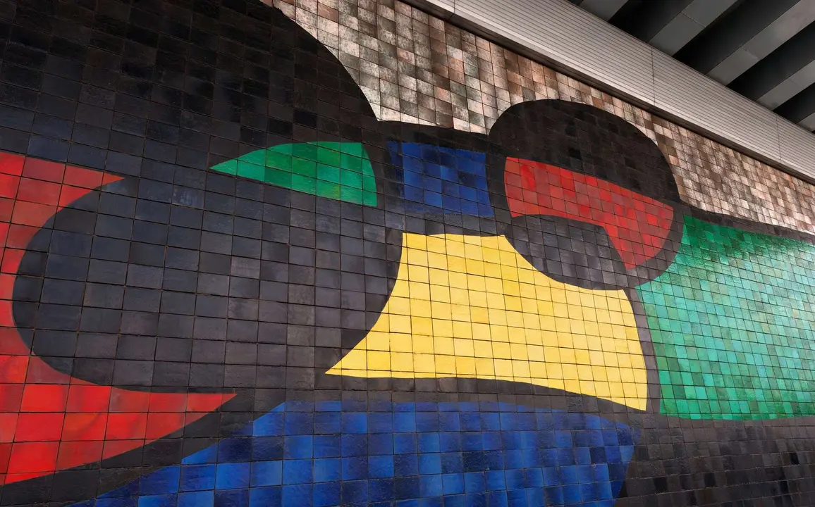 Parte del mural de Mir&oacute; en el aeropuerto de Barcelona. | Dreamstime