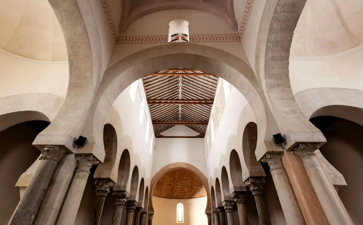 Detalles moz&aacute;rabes en el interior de la Iglesia de San Cebri&aacute;n de Mazote, Valladolid. | Dreamstime