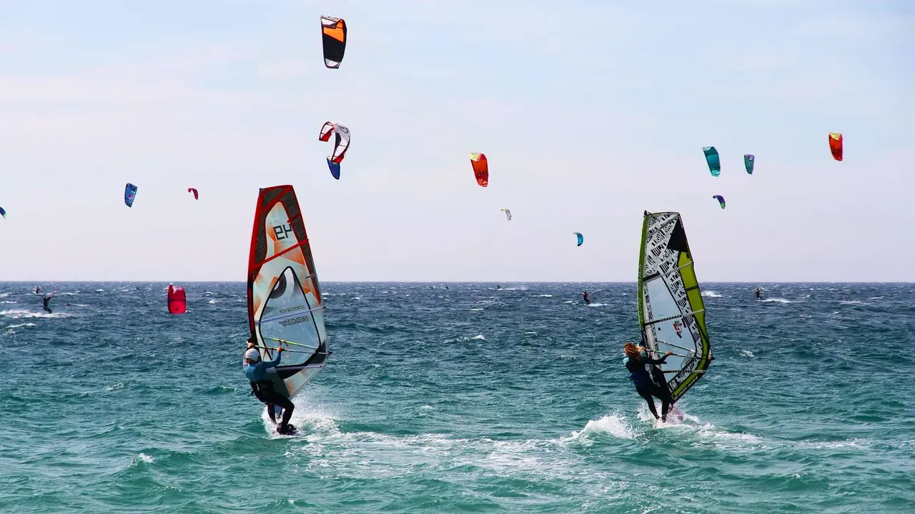 Windsurfers en Punta Paloma, Tarifa. | Dreamstime