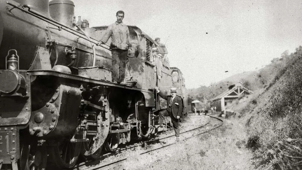 Personas subidas en la locomotora en Guip&uacute;zcoa. | Wikimedia