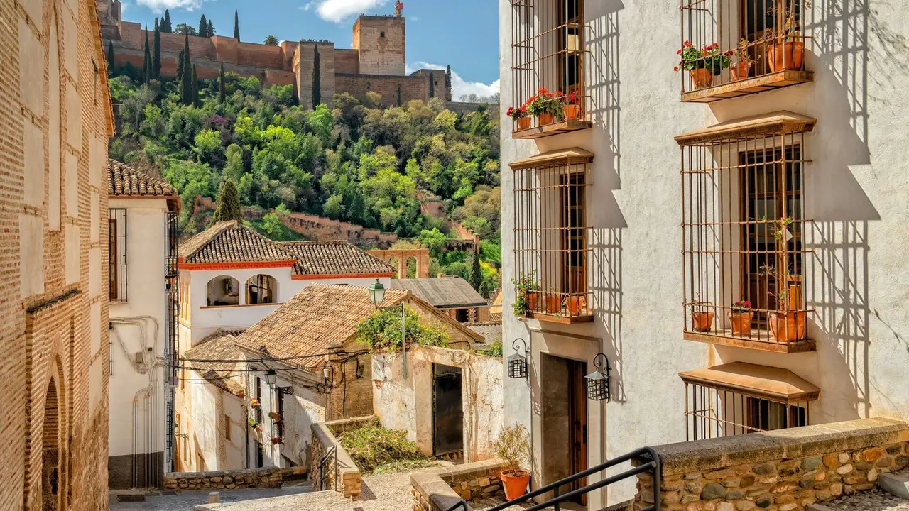 Casco hist&oacute;rico de Granada. | Shutterstock