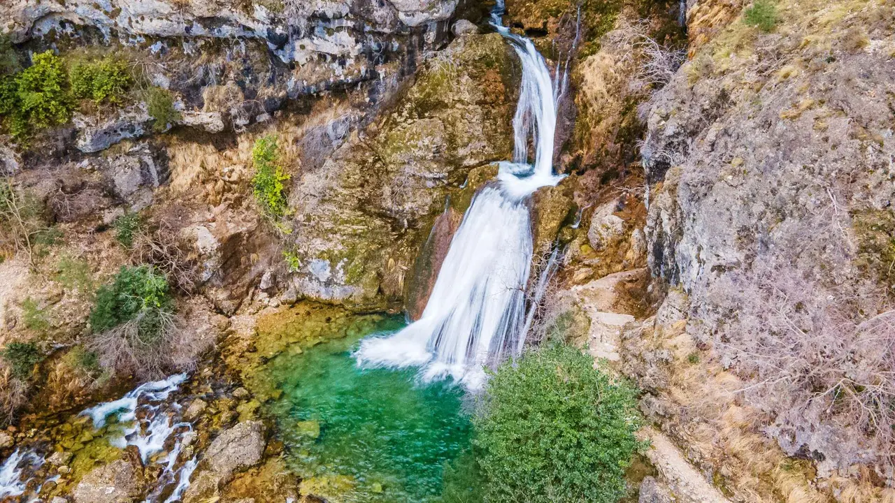 Nacimiento del r&iacute;o Mundo cerca de Ri&oacute;par, Albacete. | Shutterstock