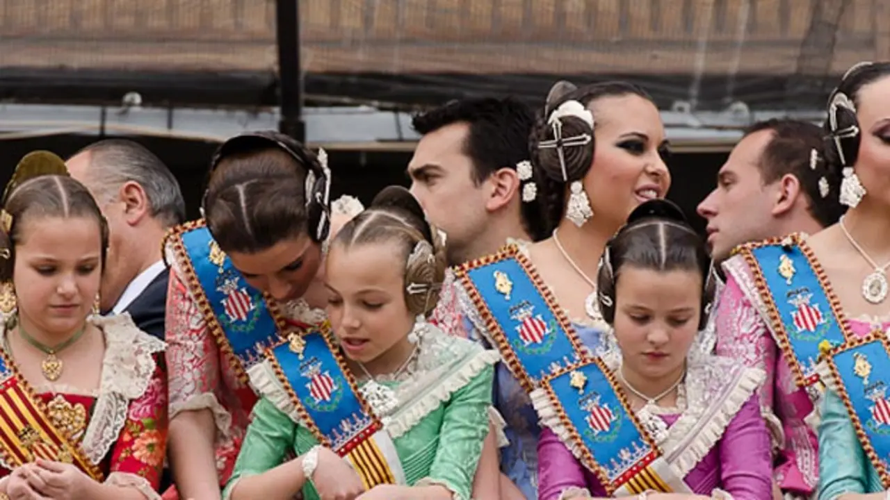 Falleras valencianas con su traje regional.