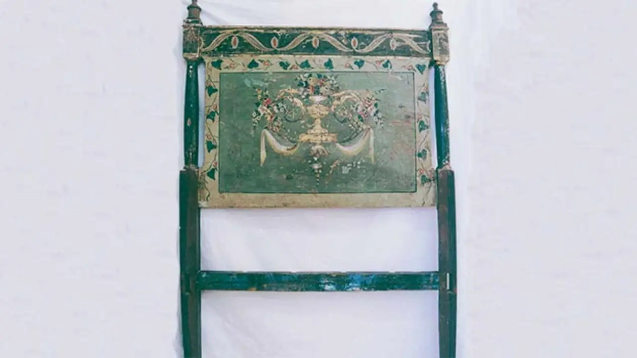 Silla artesana de madera.