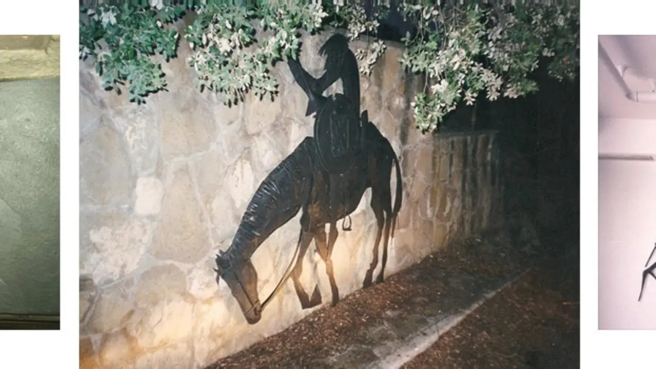 Figura de forja navarra sobre un muro.