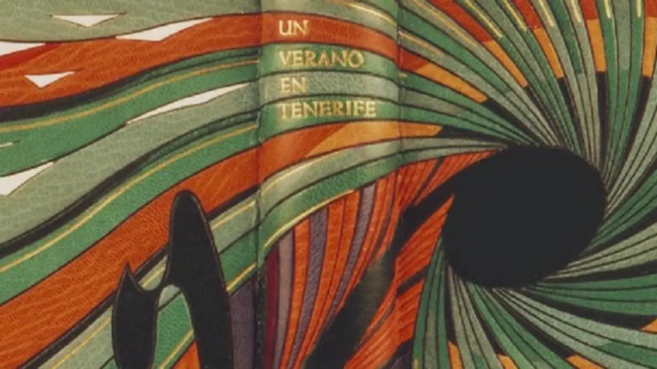 Libro con tapas de encuadernaci&oacute;n de dise&ntilde;o.
