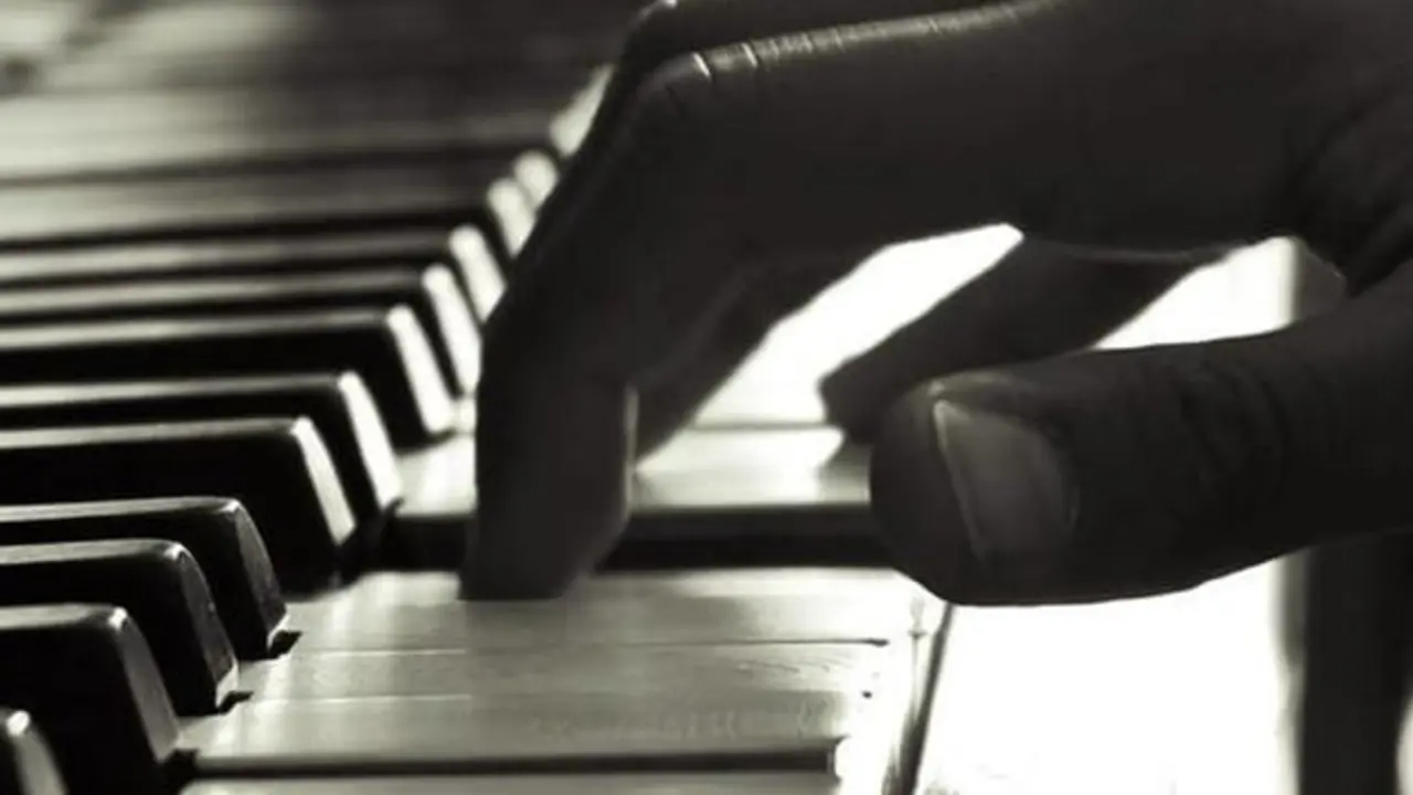 Mano tocando el piano