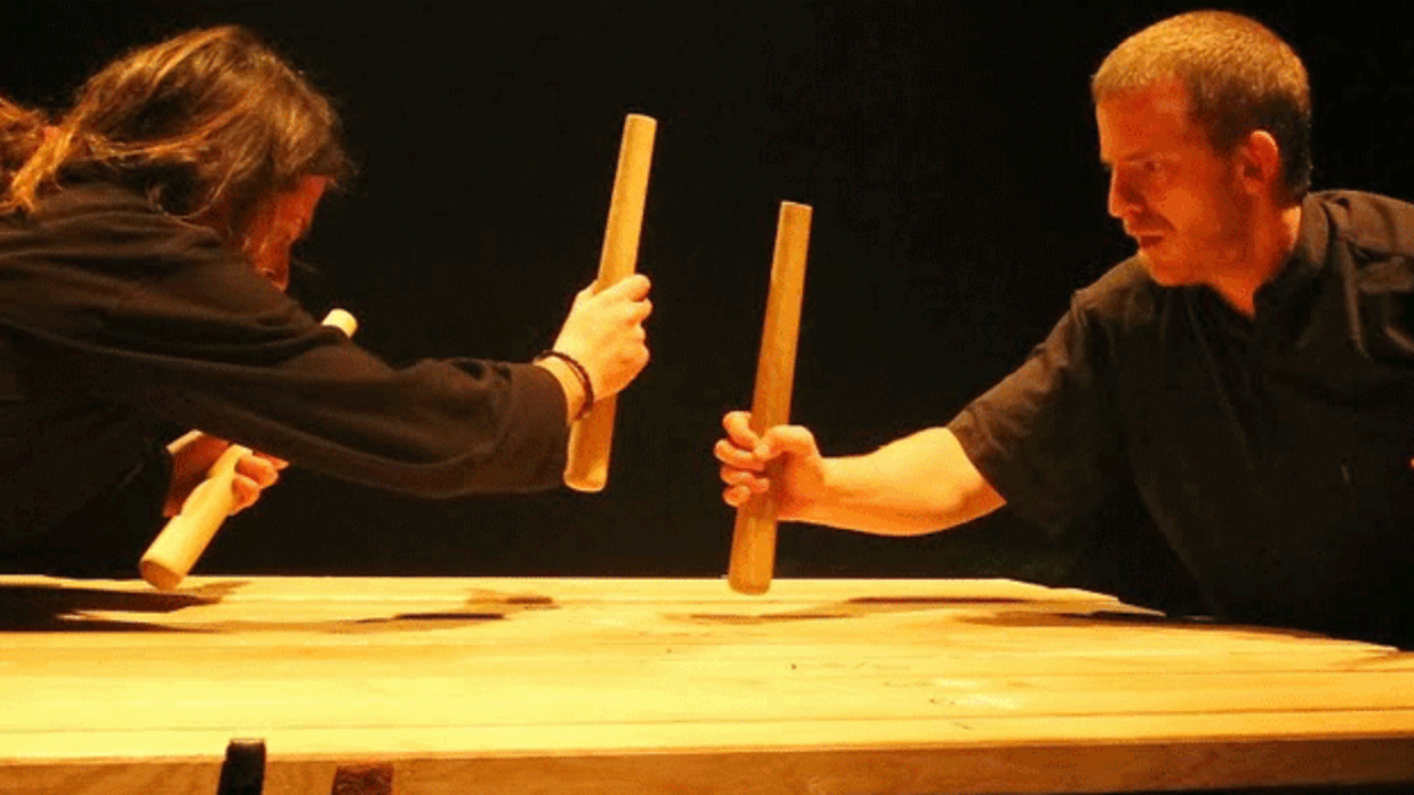 Dos personas tocando instrumentos musicales vascos.
