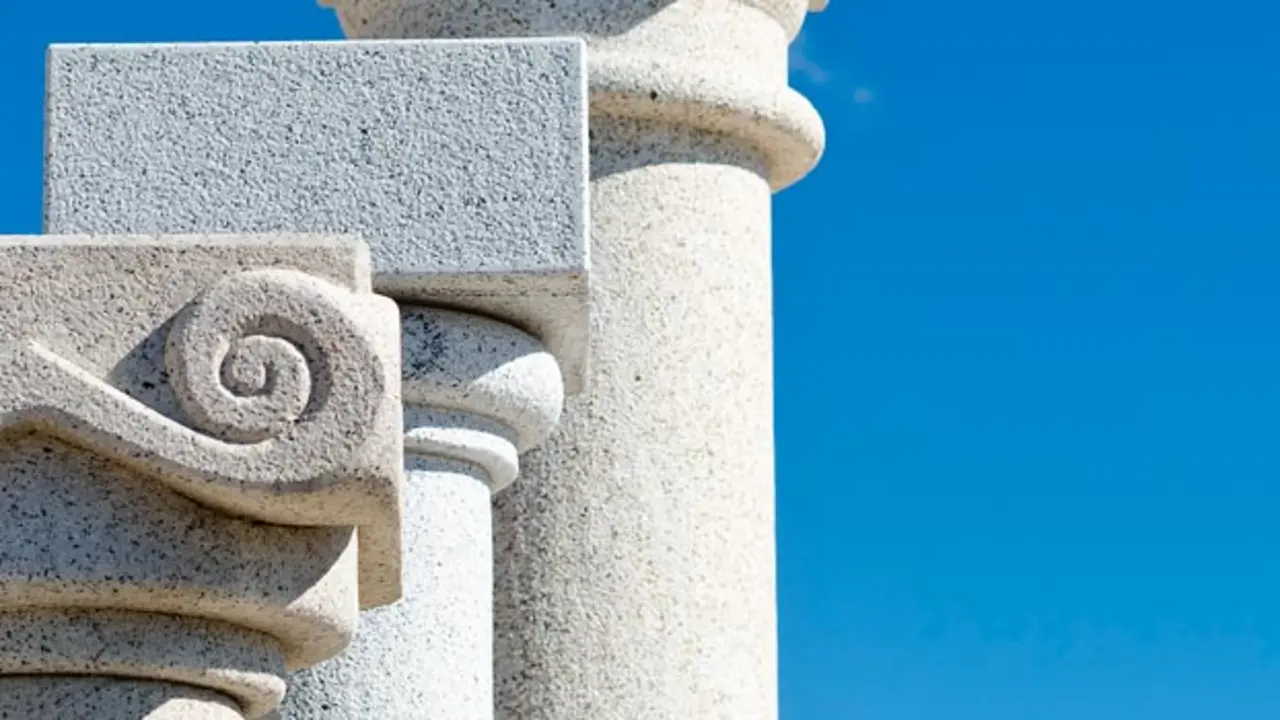 Imagen de una columna de piedra en Madrid.