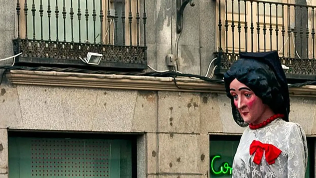 Imagen de un desfile de gigantes y cabezudos