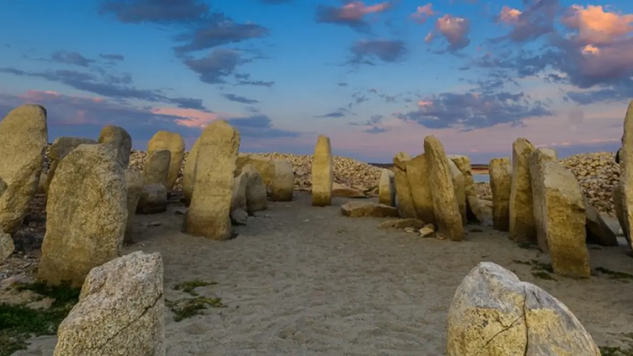 Dolmen de Guadalperal en &eacute;poca de sequ&iacute;a. | Rafael Ruiz Fuente (Cedida por Ayto. El Gordo y Mancomunidad de Campo Ara&ntilde;uelo
