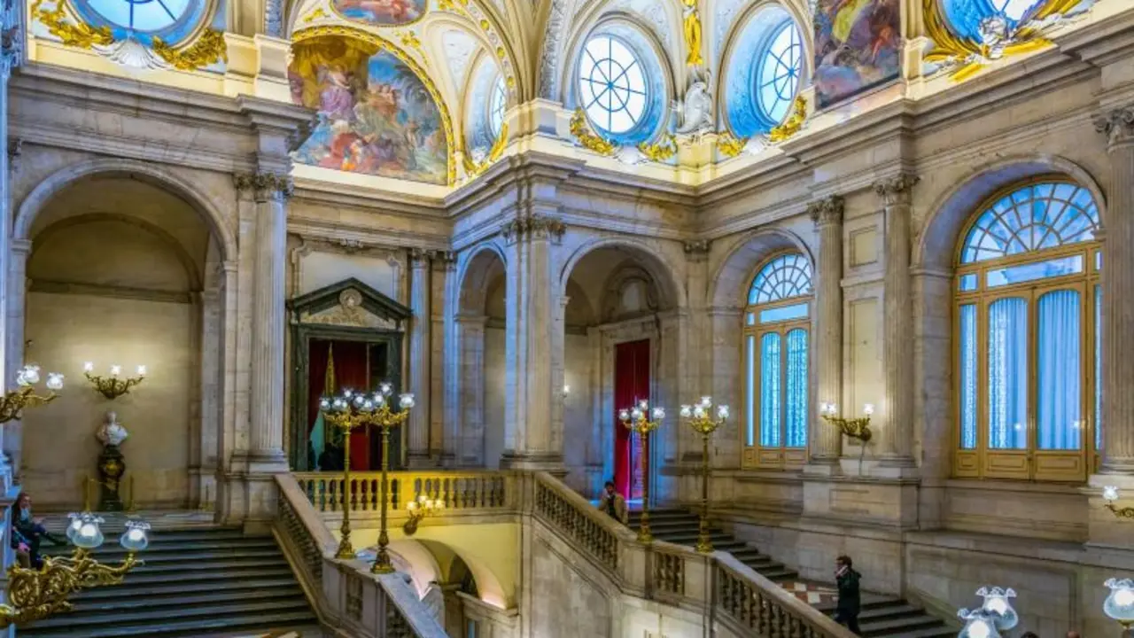 Escaleras en el interior del Palacio Real de Madrid. | ShutterStock