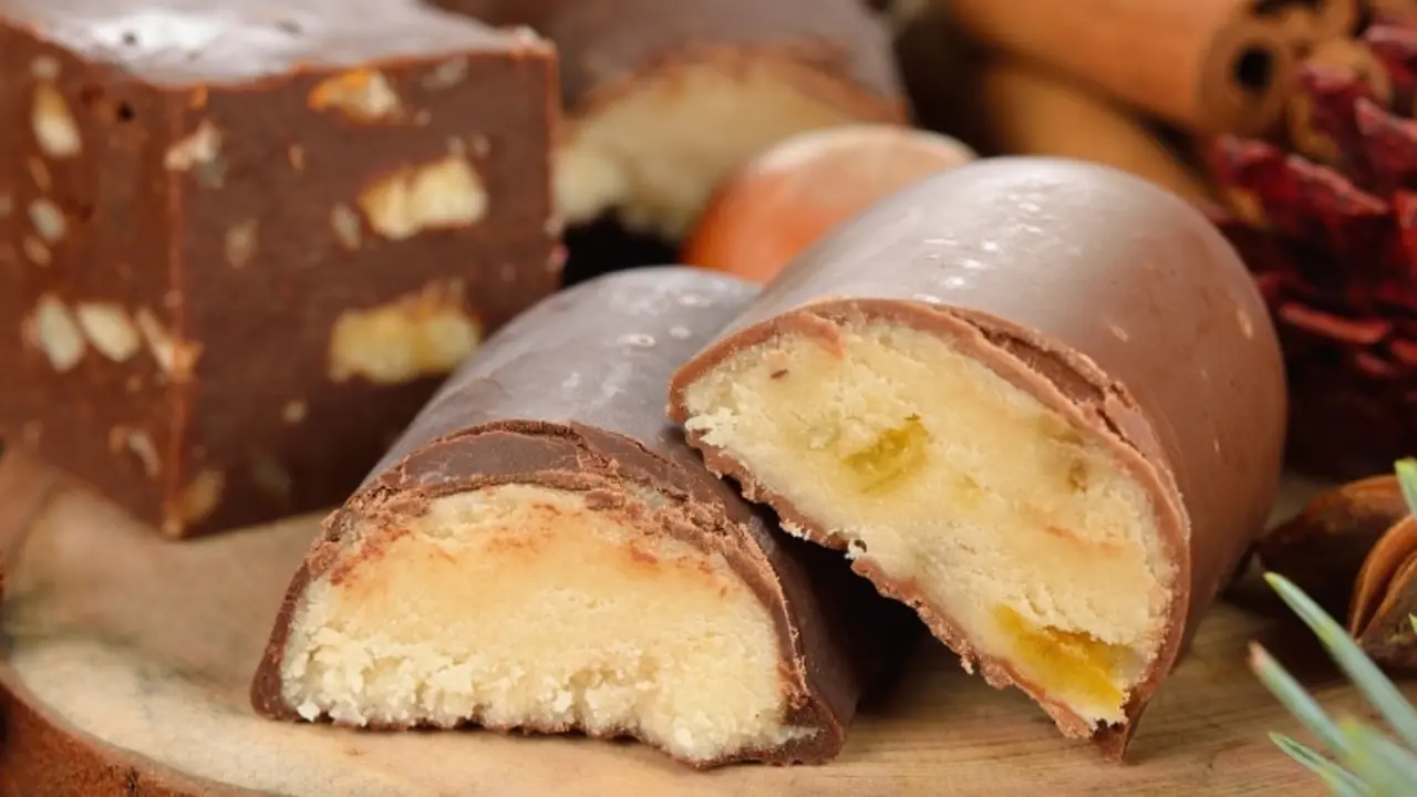 Bombones de mazap&aacute;n. | Shutterstock