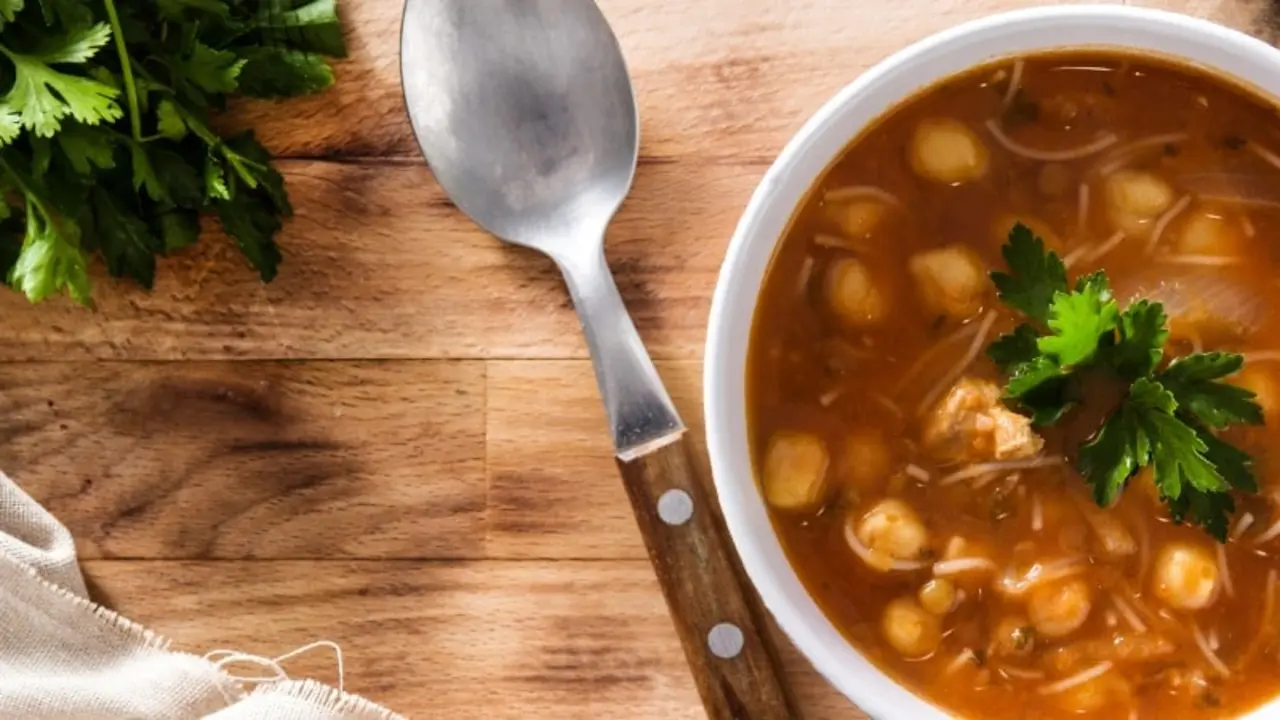 Plato de sopa moruna. | Shutterstock