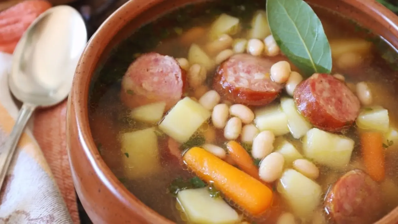 Plato de caldo gallego. | Shutterstock