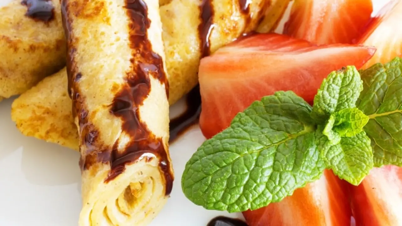 Plato de frixuelos. | Shutterstock