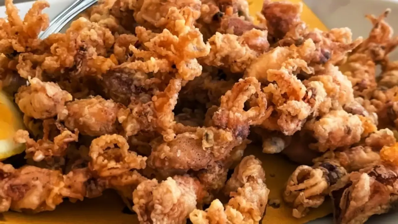 Plato de chopitos. | Shutterstock