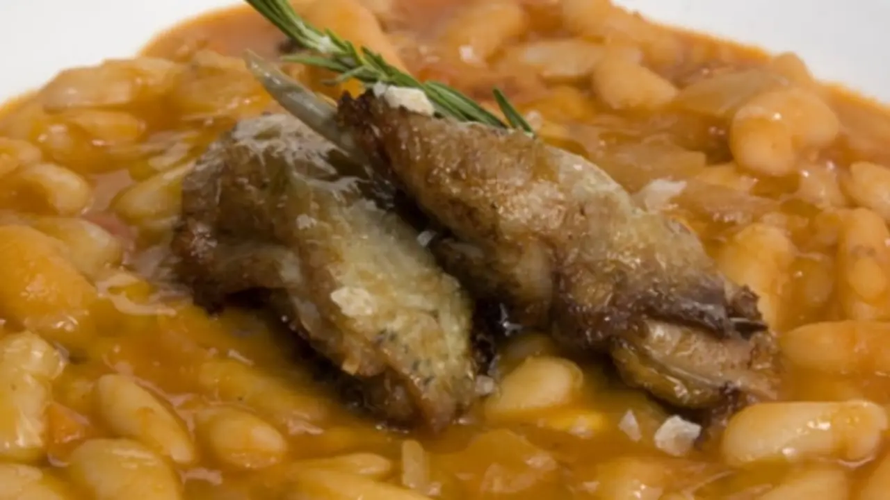 Plato de jud&iacute;as con liebre. | Shutterstock