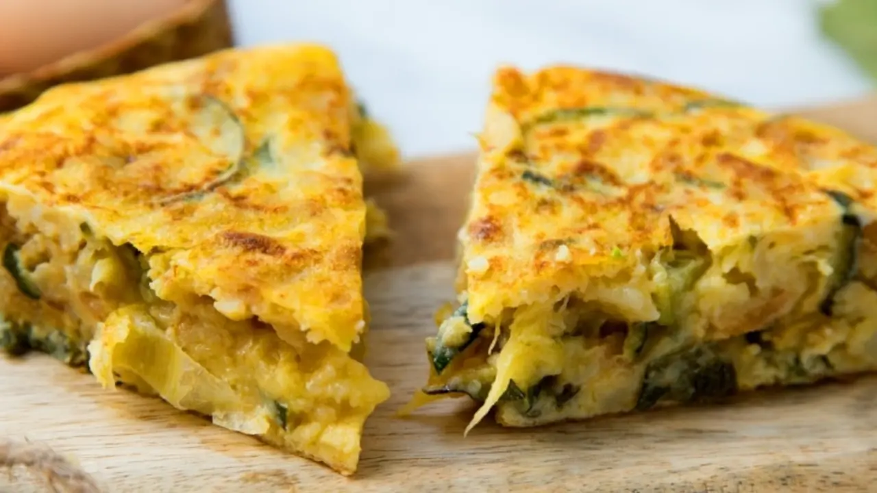 Plato de tortilla de calabac&iacute;n. | Shutterstock