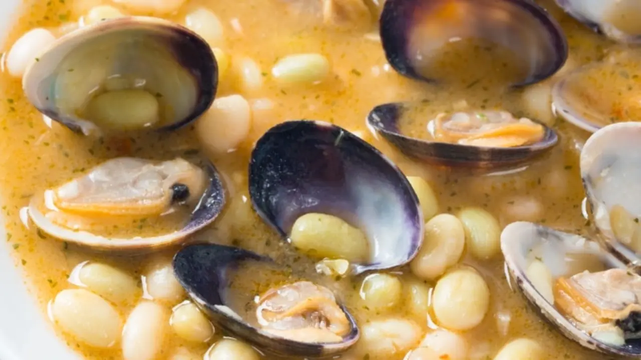 Plato de pochas con almejas. | Shutterstock