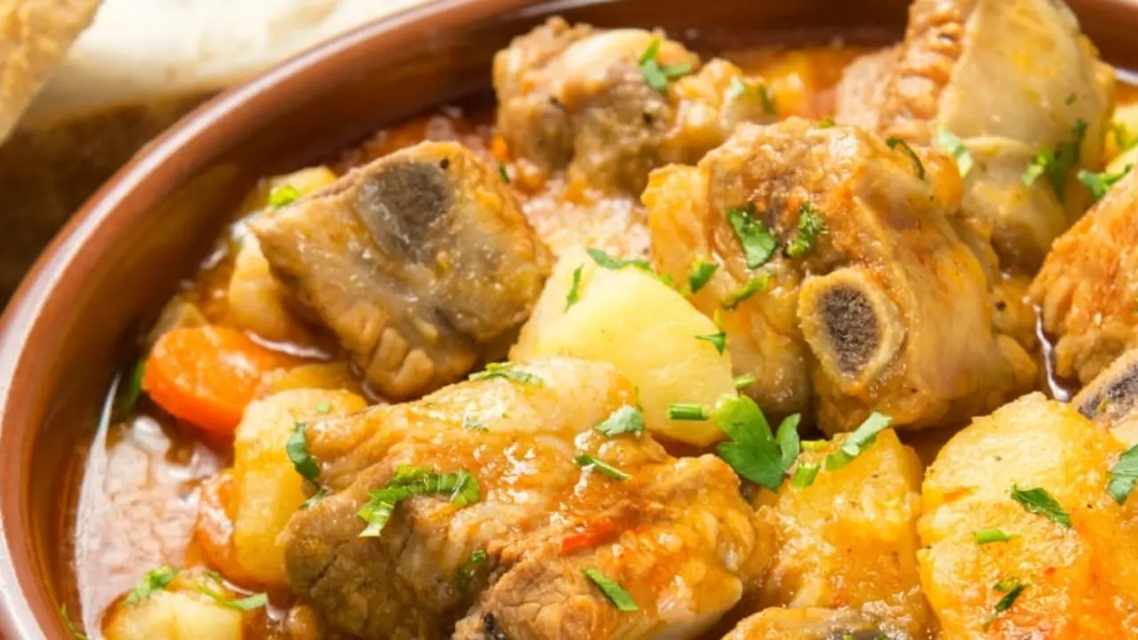 Plato de patatas con costillas. | Shutterstock