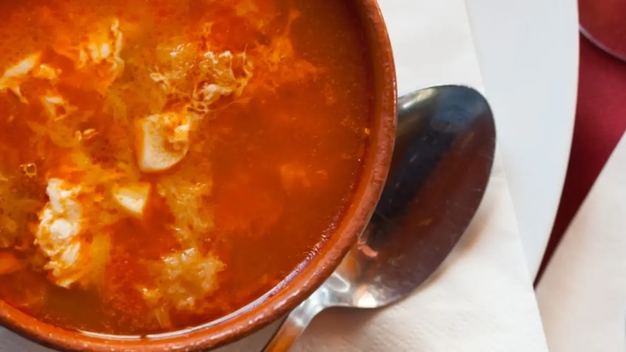 Plato de sopa de ajo. | Shutterstock