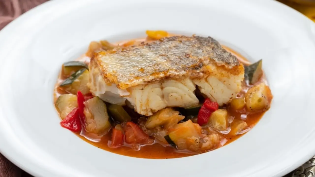 Plato de samfaina con bacalao | Shutterstock