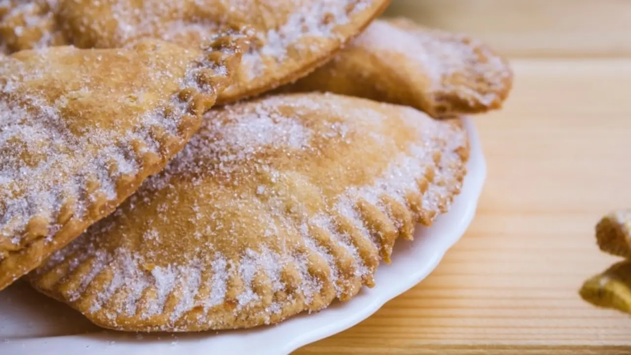 Plato de empanadillas dulces extreme&ntilde;as. | Shutterstock 