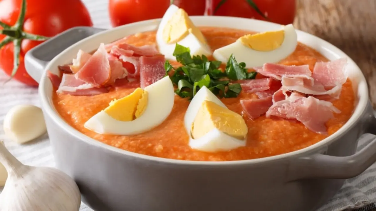 Plato de porra antequerana, una sopa fr&iacute;a ideal para el calor. | Shutterstock 