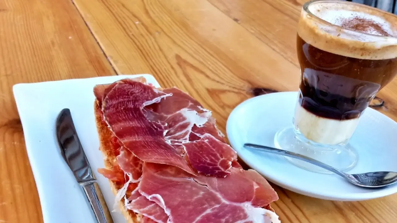 Desayuno cartagenero a base de caf&eacute; asi&aacute;tico y pan tumaca. | Shutterstock