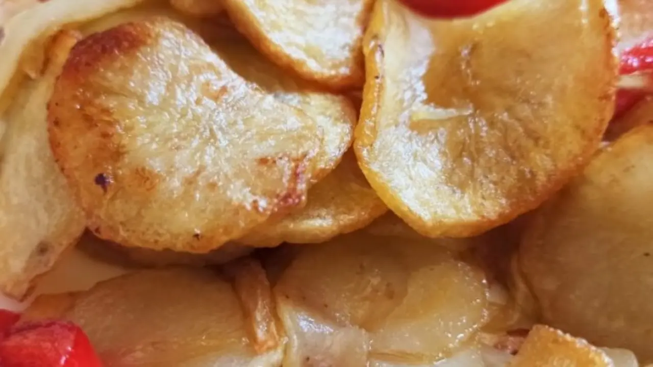 Plato de patatas a lo pobre. | Shutterstock