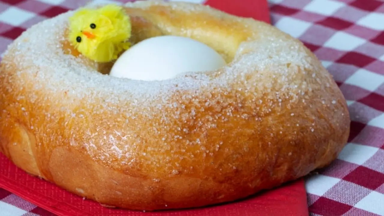 Mona de Pascua tradicional con el pollito de peluche. | Shutterstock