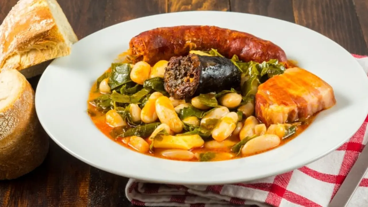 Plato de alubias con repollo. | Shutterstock