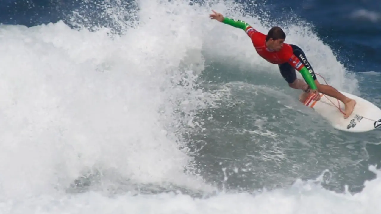 Surfero en la playa de Pant&iacute;n