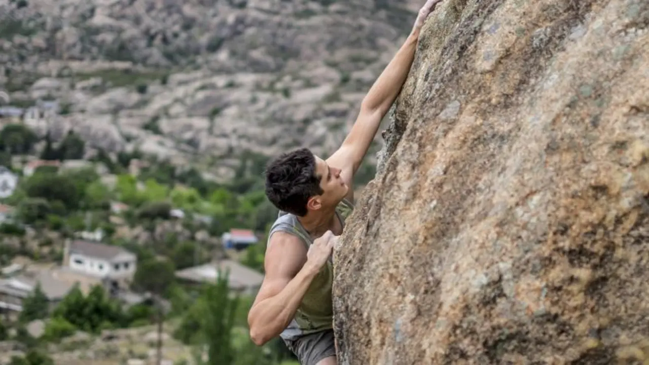 Un hombre escala en La Pedriza | Shutterstock