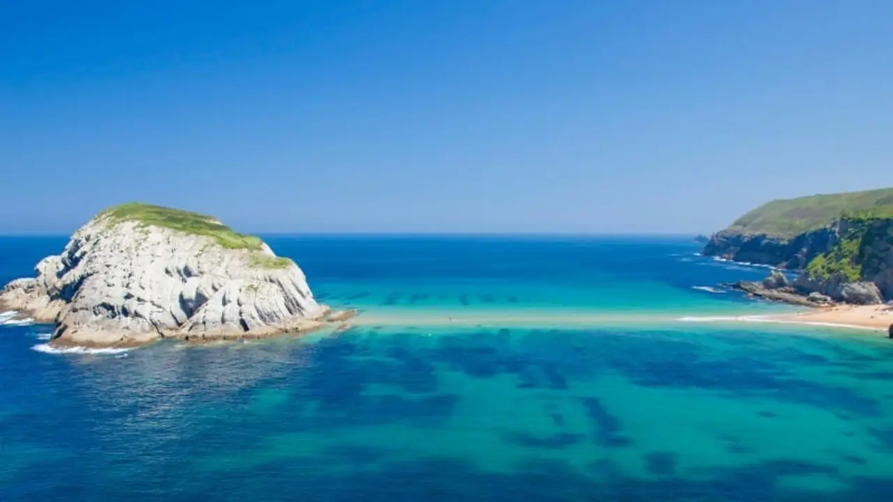 La isla de Castro unida a la playa de Covachos en marea baja | Shutterstock