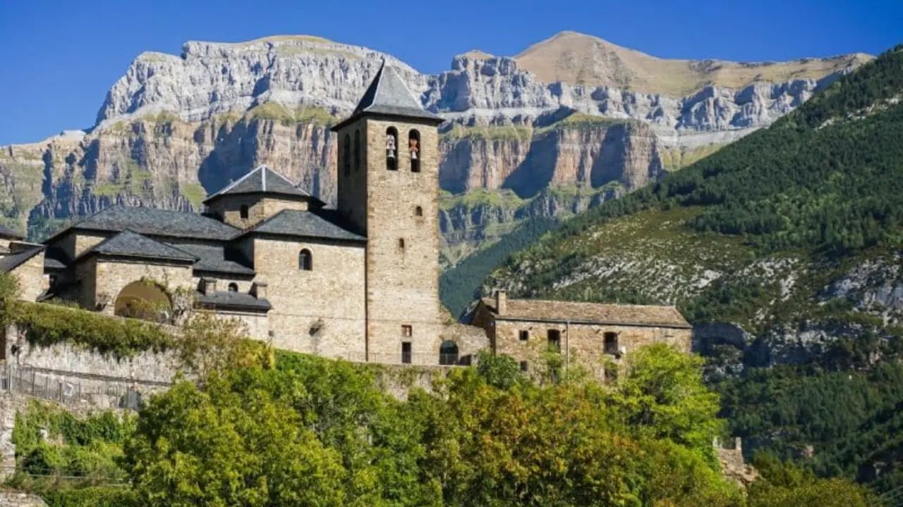 La iglesia de San Salvador en Torla. | Shutterstock
