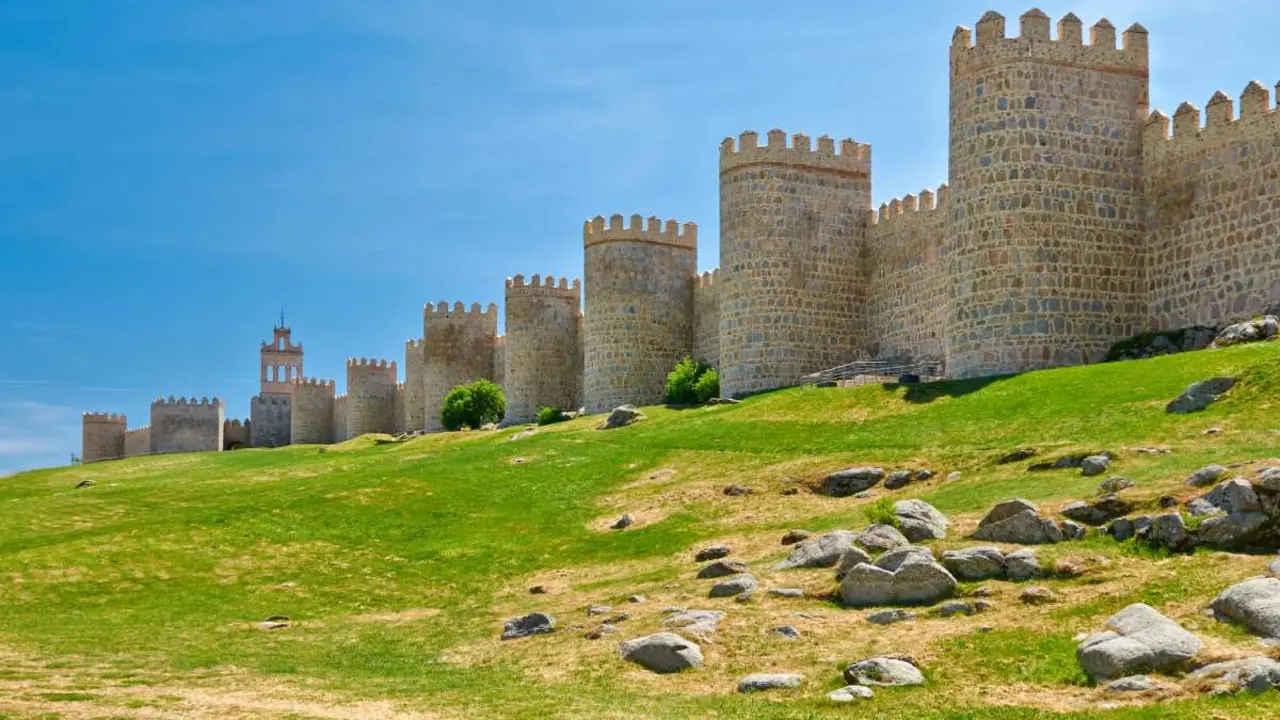 Muralla de &Aacute;vila. | Shutterstock
