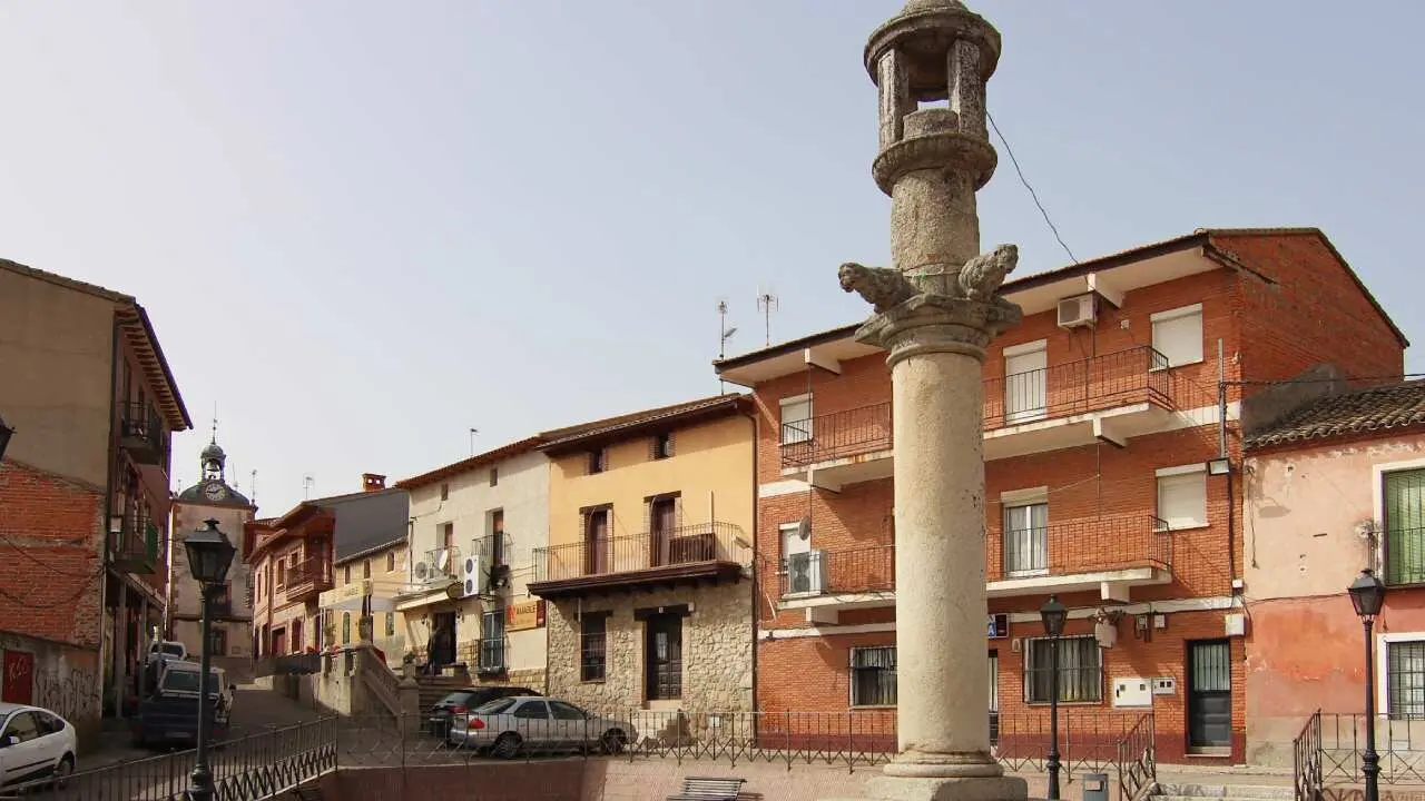 Picota_o_rollo,_plaza_de_la_Constituci&oacute;n,_Nombella (2)