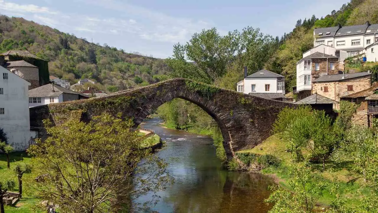 Old bridge of Navia de Suarna (14th century). Lugo, Galicia, Spain.