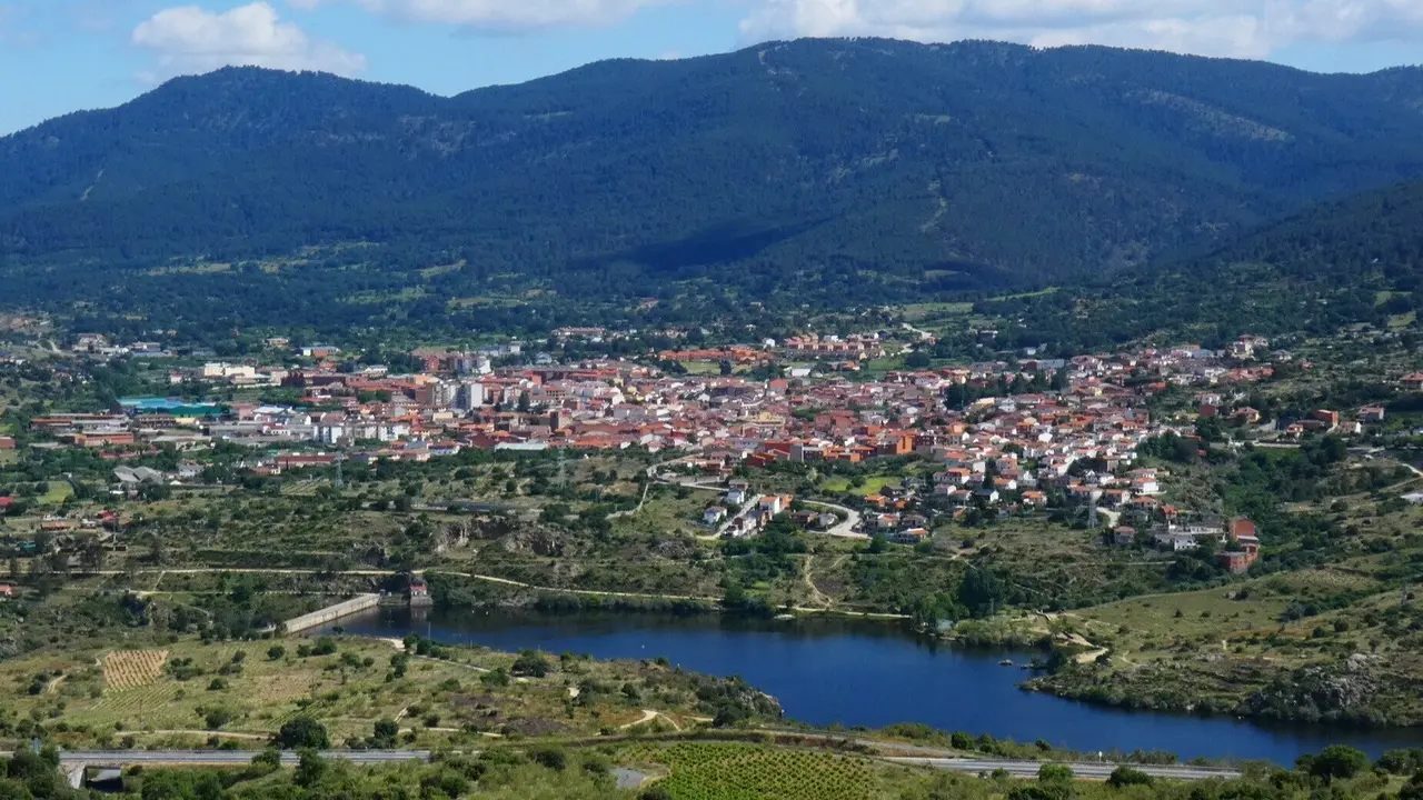 Vista a&eacute;rea de El Tiemblo, en la Sierra de Gredos
